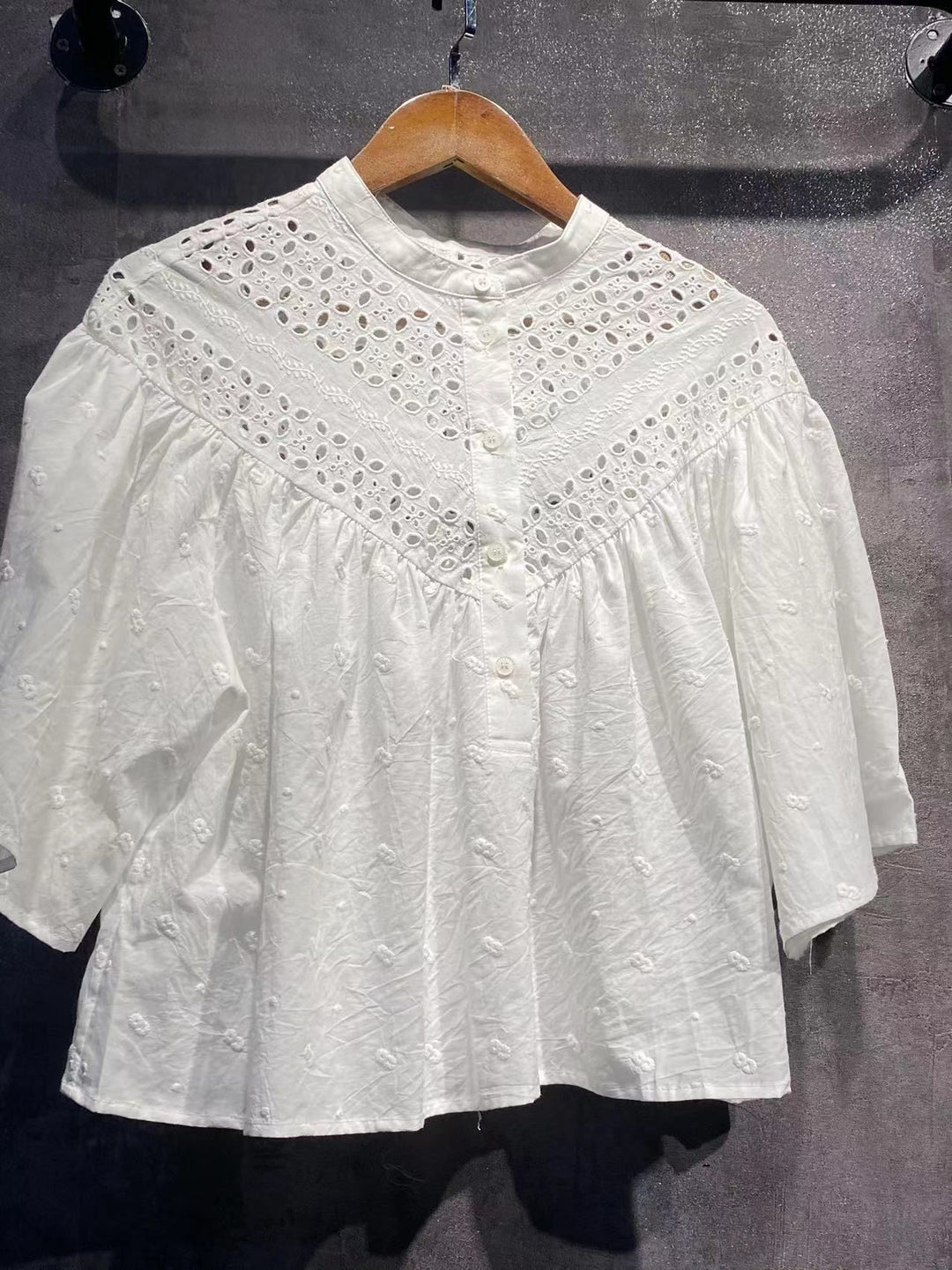 Dame kortærmet bluse med filigran broderimønster og voluminøse ærmer Stilla
