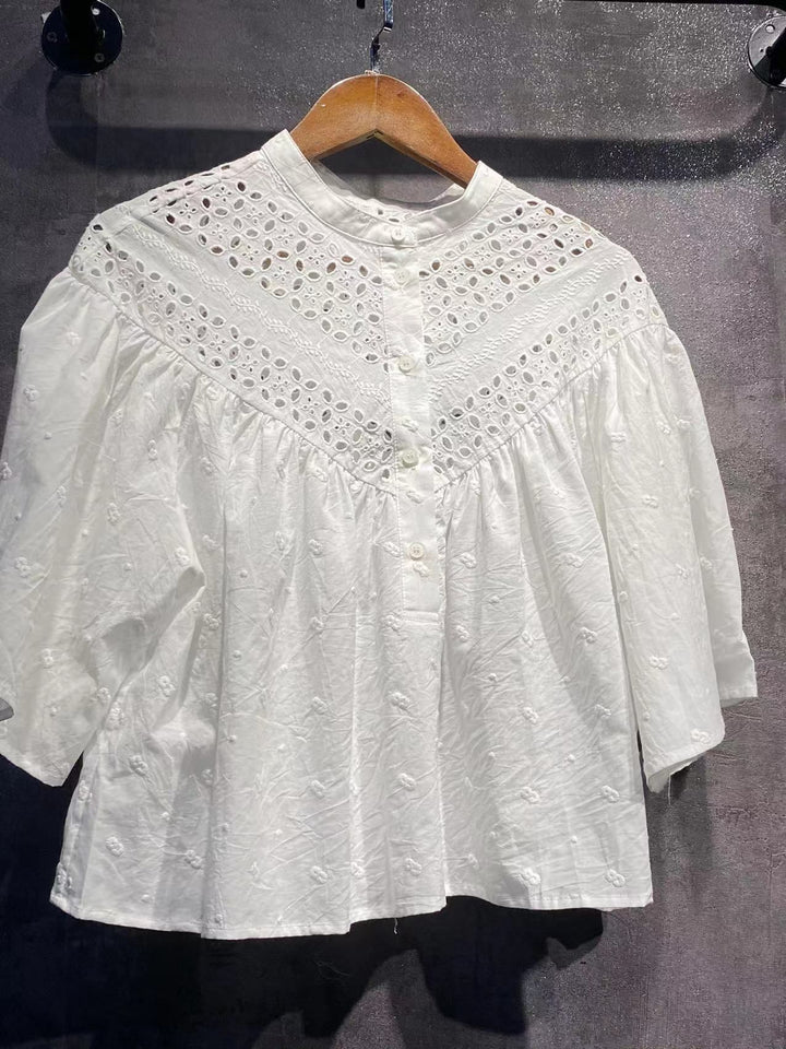 Dame kortærmet bluse med filigran broderimønster og voluminøse ærmer Stilla