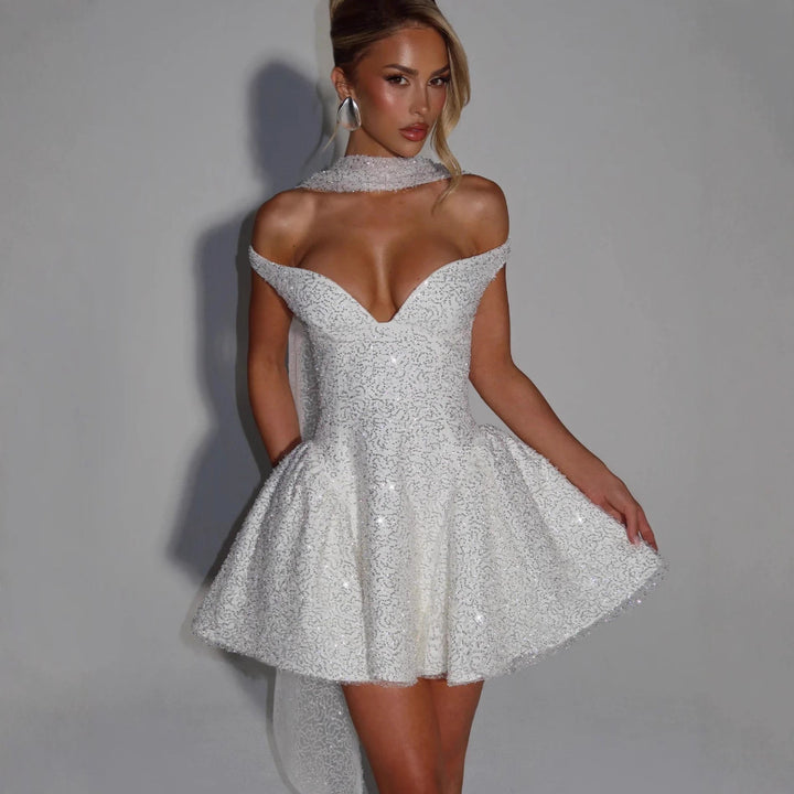 Kvindernes Glamourøse Cocktailkjole med Off-Shoulder Design og Funklende Paillet Trim Skovae