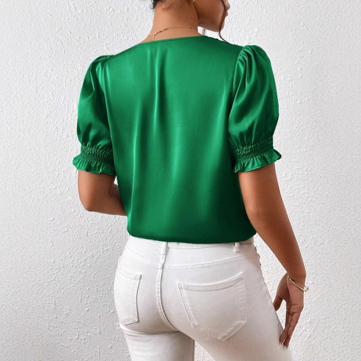 Dame satinbluse med puffærmer og elegant knaplukning Skovae