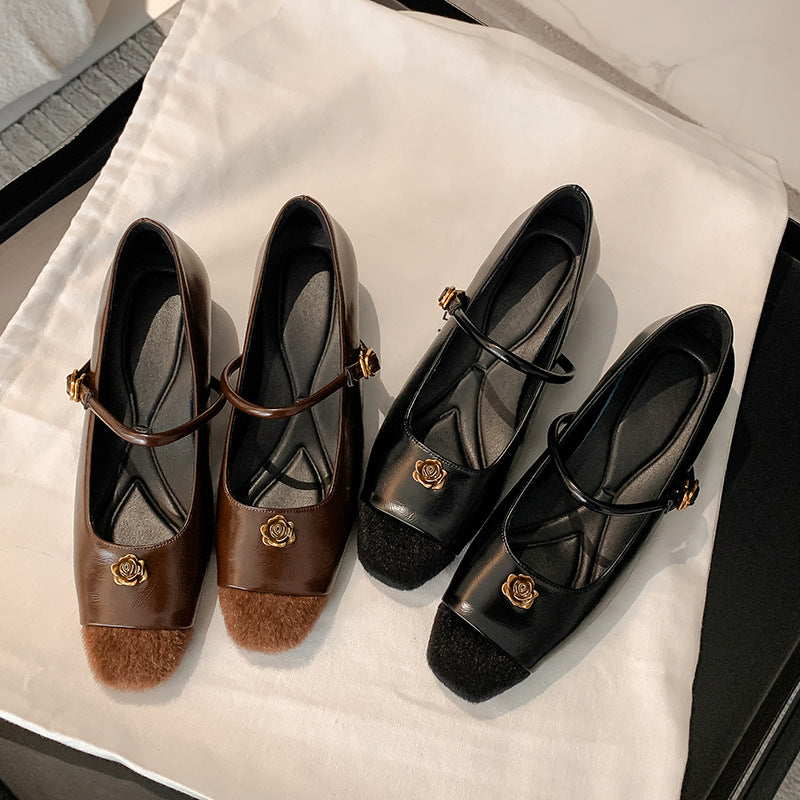 Dame ballerinas med justerbar rem og elegant detalje Stilla