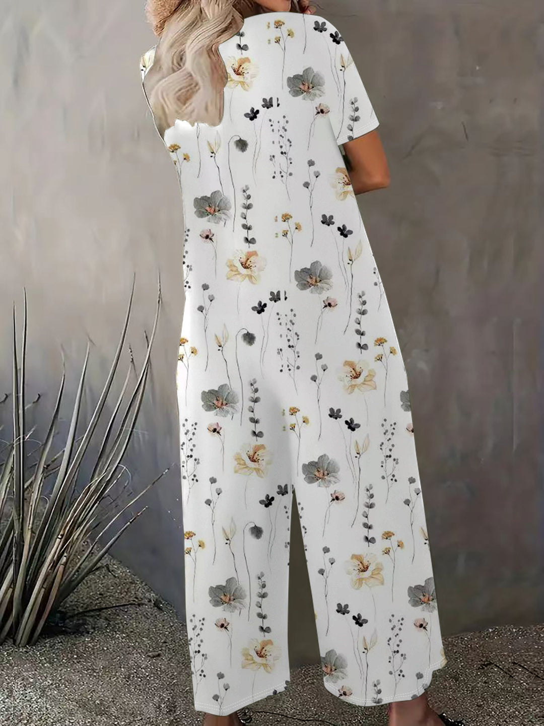 Damer bred blomster-jumpsuit med lommer og bådudskæring Stilla
