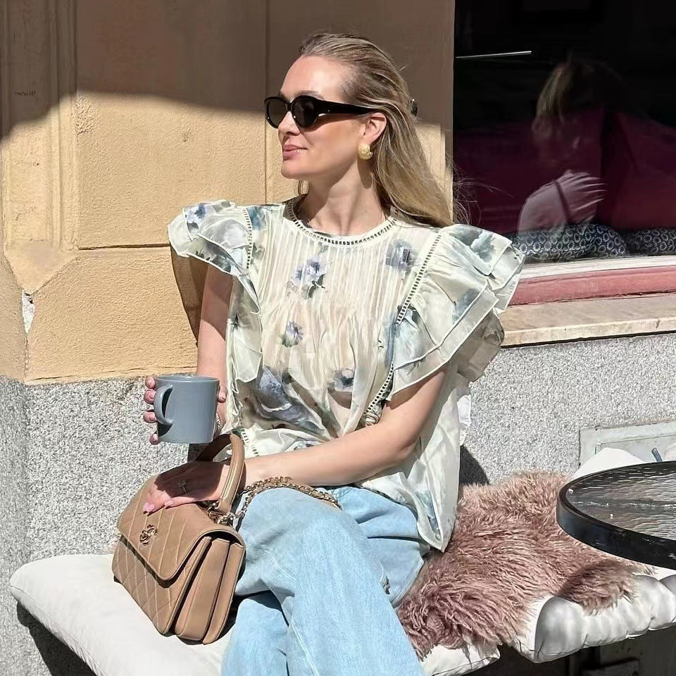 Damebluse med overdådige flæsedetaljer og sarte blomsterdesign Stilla
