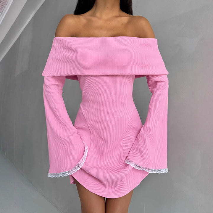 Dame minikjole med off-the-shoulder design og voluminøse ærmer Stilla