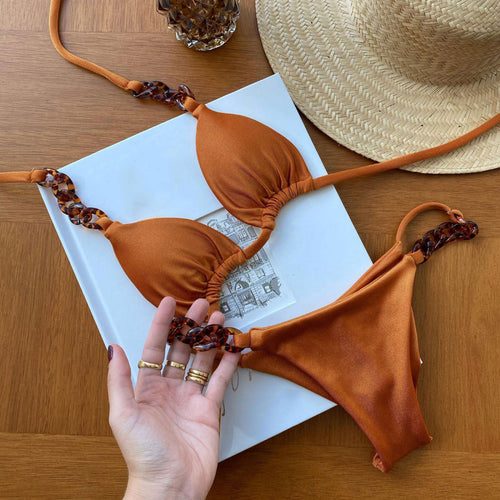 Dame bikini-sæt med innovative stropper og stilfulde kædeaccenter Stilla