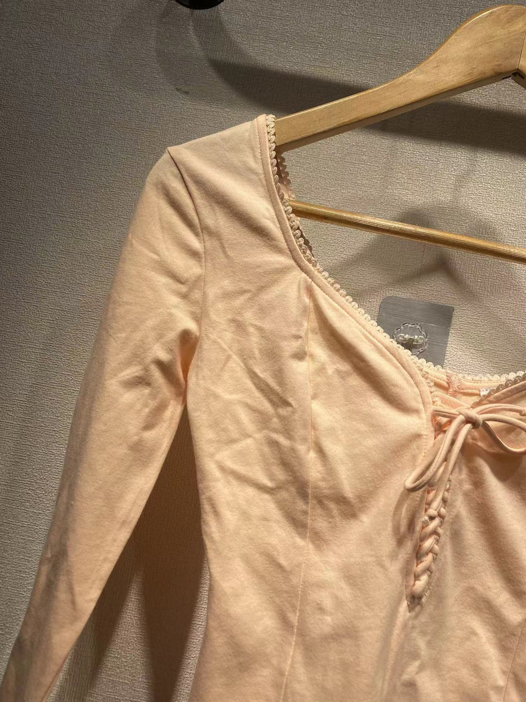 Dame Langærmet top med kunstnerisk snørredesign og fin hækleafslutning Stilla