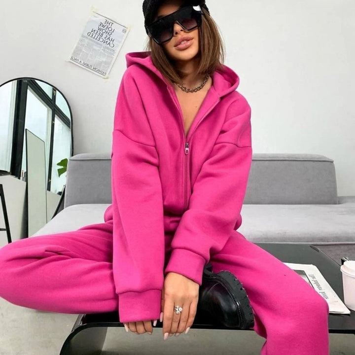 Kvinders hætte jumpsuit lavet af fleece af høj kvalitet med praktisk lynlås og elastisk talje Skovae