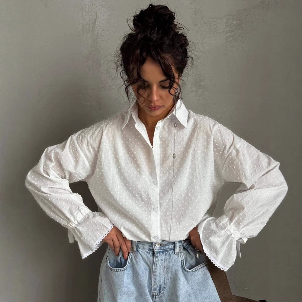Dame bluse top med elegante flæse detaljer og fin tekstur Stilla