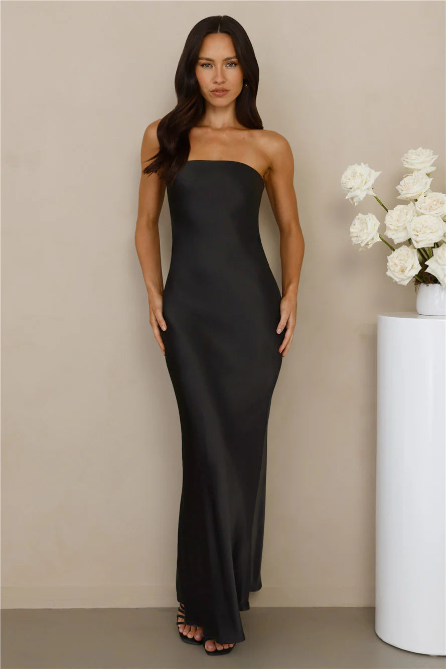 Kvinders elegante off-shoulder maxi kjole lavet af satinlignende materiale