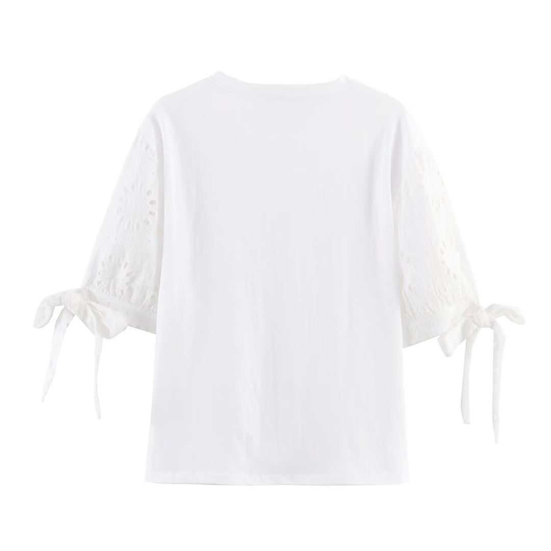 Dame T-shirt med elegant spids-snit og tidløs sløjfe-applikation Skovae