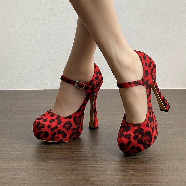 Damepumps med stilfuldt leopardmønster og elegant remdekorasjon Stilla