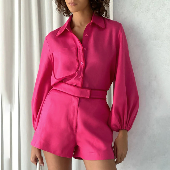 Dame sæt af elegant bluse med flydende ærmer og figursyet shorts Stilla
