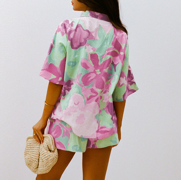 Dame afslappet sæt bestående af oversized bluseoverdel og shorts med blomstermønster Stilla