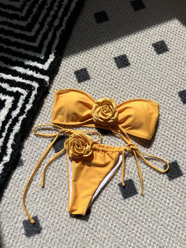 Dame bikini-sæt med elegante blomsterapplikationer Stilla