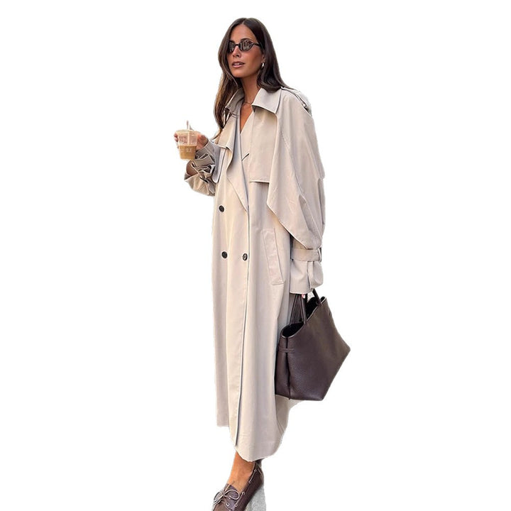 Dame elegant trenchcoat med minimalistisk design og praktiske lommer Stilla