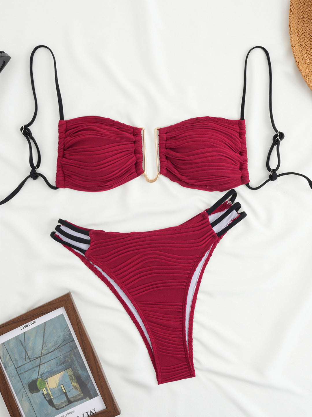 Dame trekant-bikini med elegant rynke design og fashionable strop detaljer Skovae
