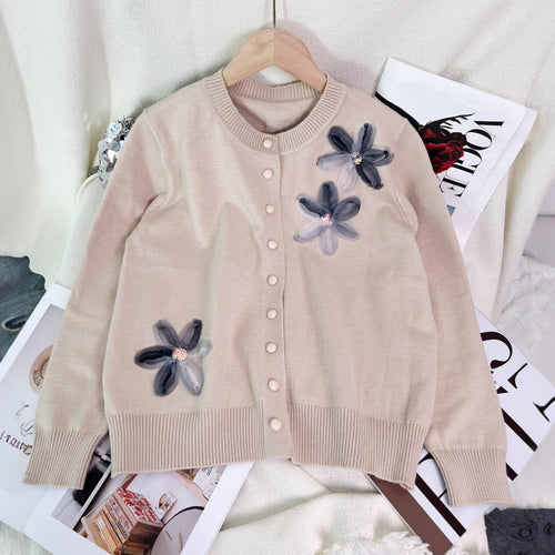 Dame cardigan med blomsterdesign og knaplukning Stilla