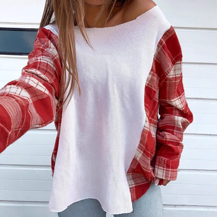 Dame nan Oversize Langærmet T-shirt i materialemix med struktureret vaffelstrik-front og ternet ærmedel. Skovae