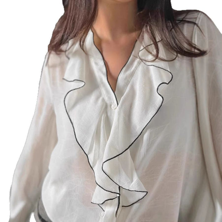 Damebluse med flæsedetaljer og elegant V-hals Stilla