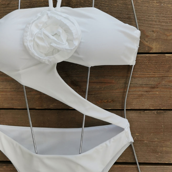 Dame bikini sæt med moderigtigt asymmetrisk snit og dekorativt flæseelement Stilla