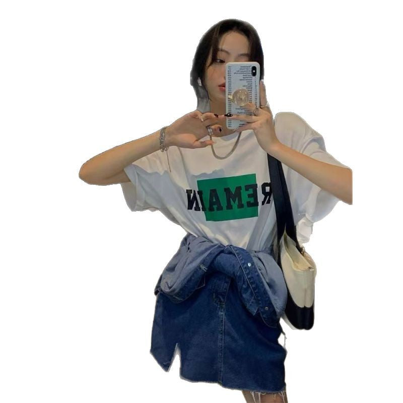 Dame T-Shirt med kreativt statement-design Stilla