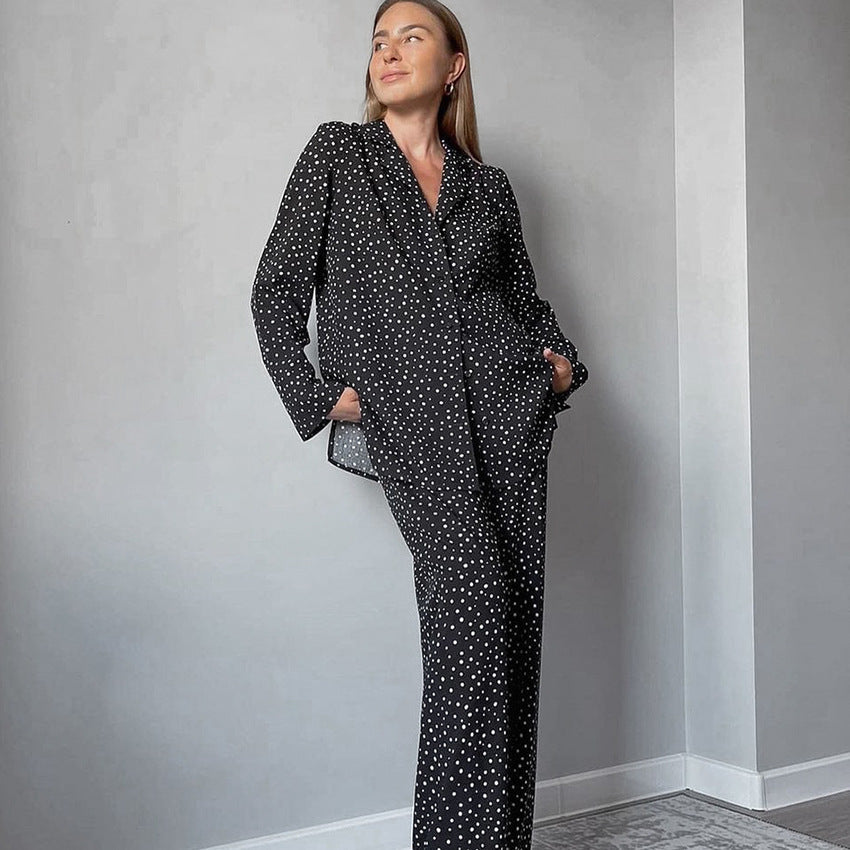 Dame komfortabelt pyjamasæt med moderne punktmønster og elegant knapliste Stilla