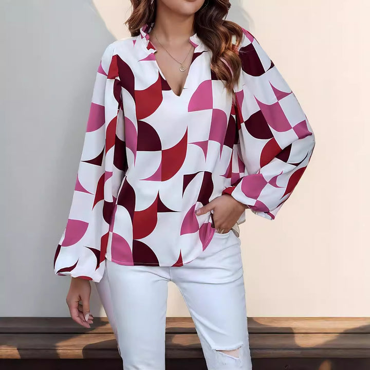 Dame elegant bluse med moderne grafisk mønster og V-hals Stilla