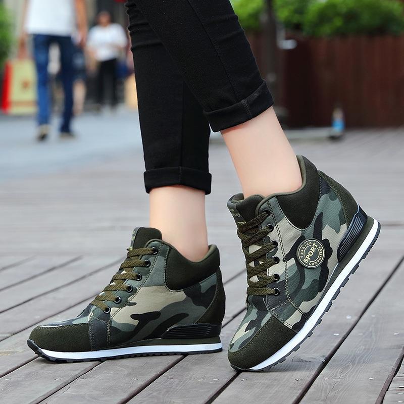 Dame nan mellemhøj kile-løbesneaker i materialeblanding med skjult indvendig kile, polstret ankelkrave og grippy profilsål Skovae
