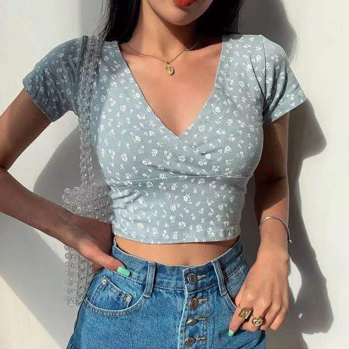 Dame crop top med blomsterprint og elegant V-hals