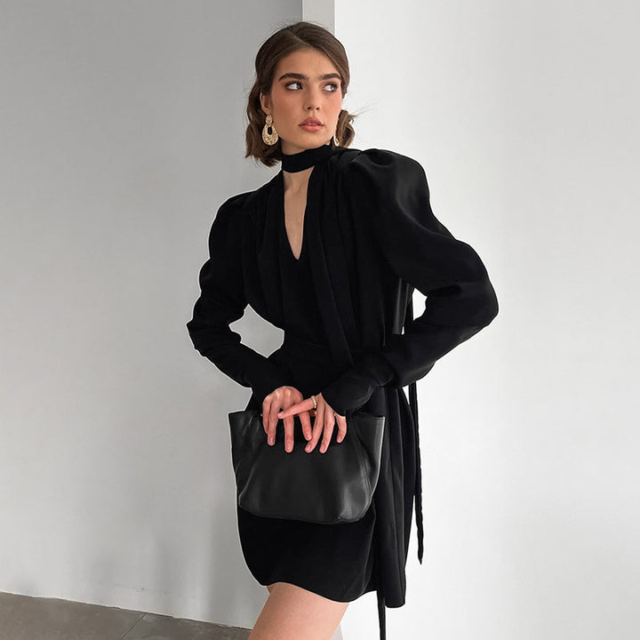 Dame omslagkjole med elegant choker-detalje og voluminøse ærmer Stilla
