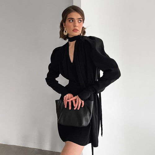 Dame omslagkjole med elegant choker-detalje og voluminøse ærmer Stilla