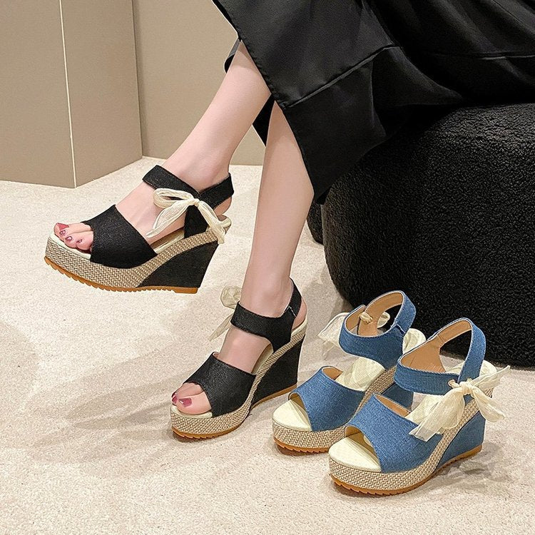 Dame Wedge-sandaler med elegant remdesign og komfortabelt fodseng Stilla