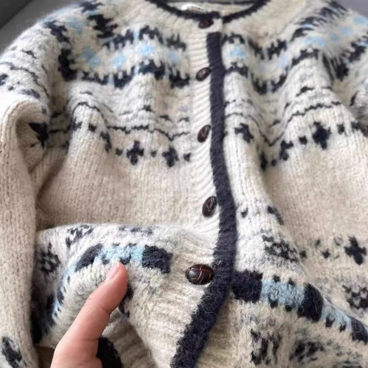 Kvinders cardigan med traditionelt norsk mønster og knapper af høj kvalitet Stilla