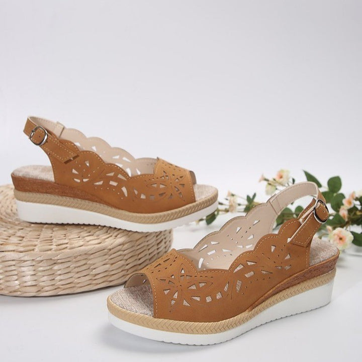 Dame Komfort Sandaler med florale udsparinger og justerbar rem Stilla