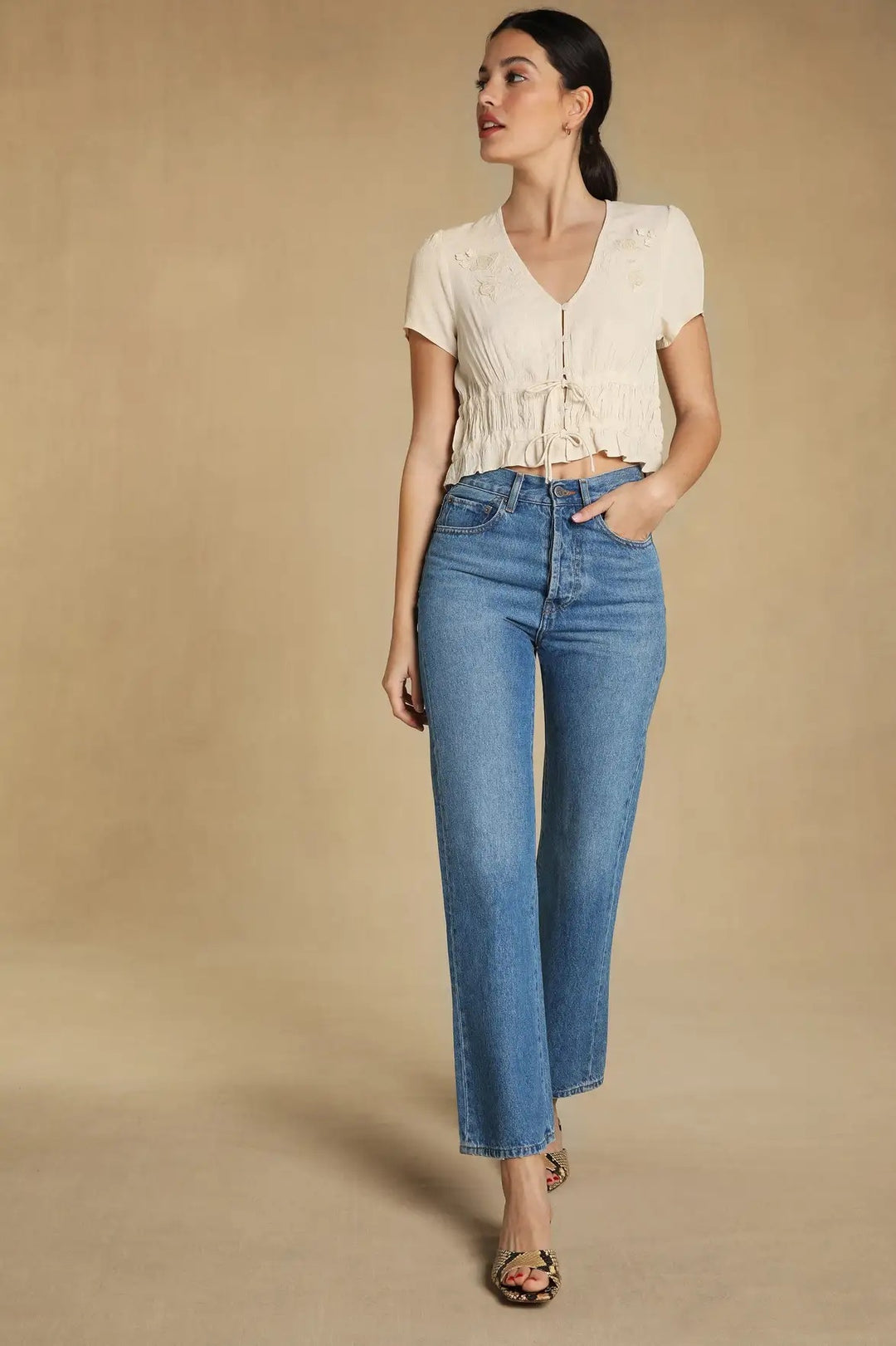 Damebluse med dekorativ snor og fine broderier Stilla