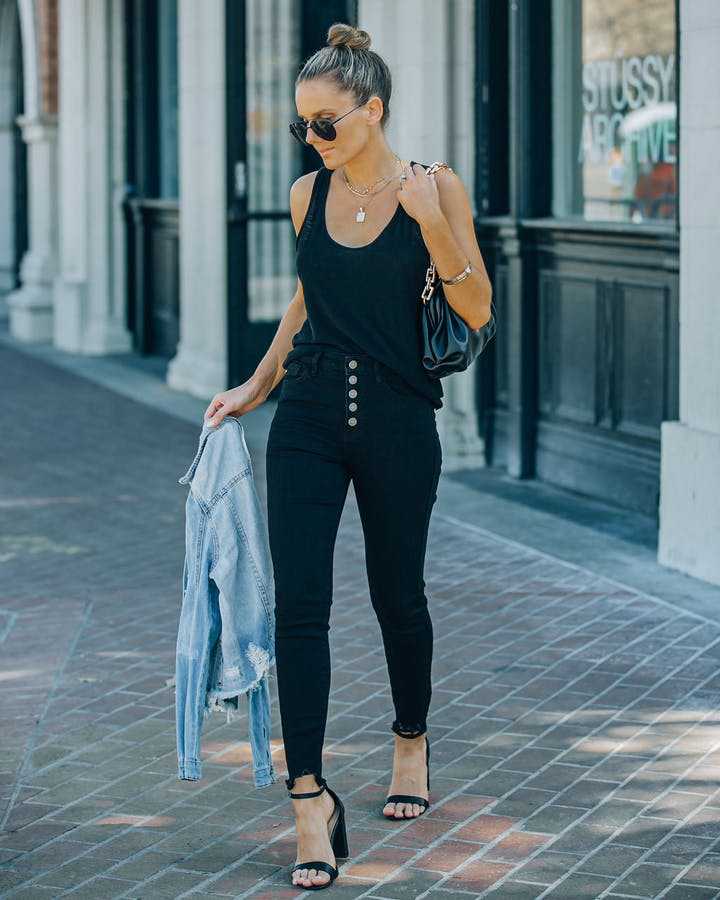 Dame High-Waist Jeans i moderne snit med knapdetalje og frynset kant Stilla
