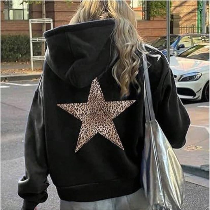 Kvinders hoodie med stilfuldt leopardstjernedesign og afslappet pasform Skovae