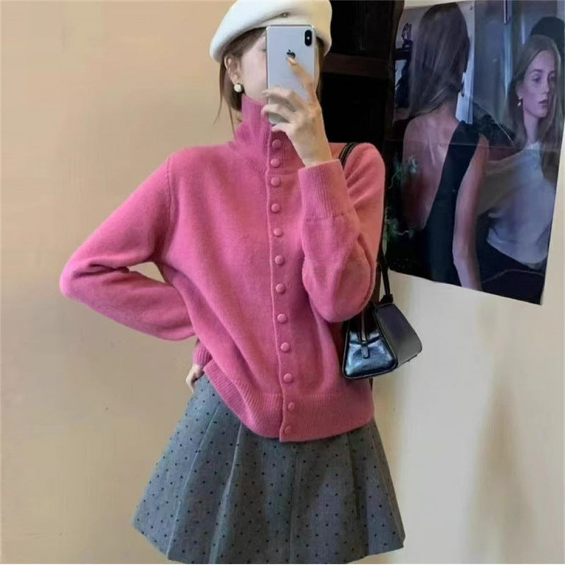 Kvinders strikket sweater med opretstående krave og knapdetalje Stilla