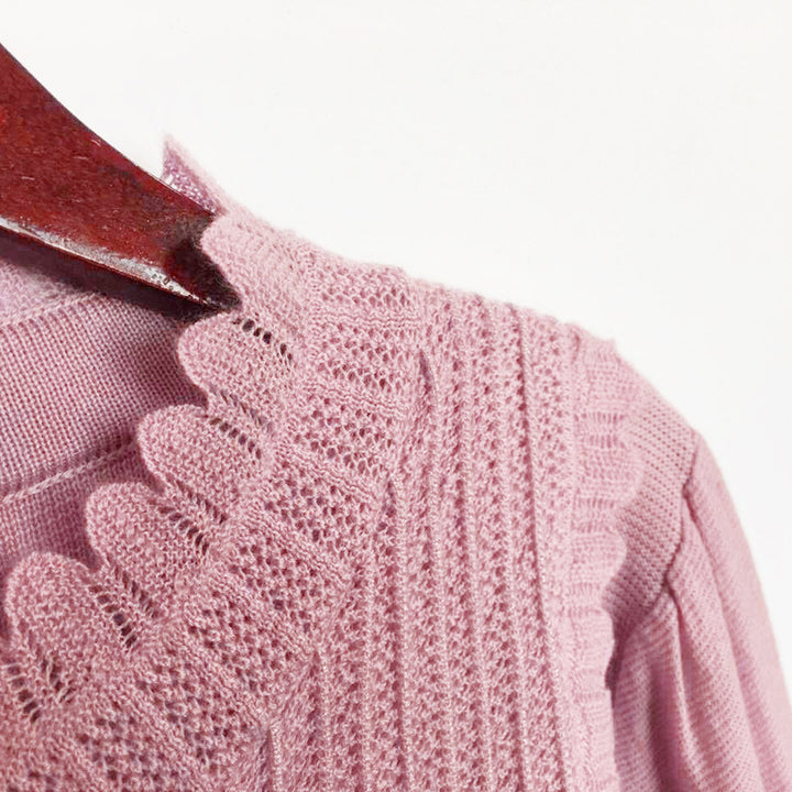 Dame elegant strikpullover med flæse detaljer og perleknap lukning Stilla