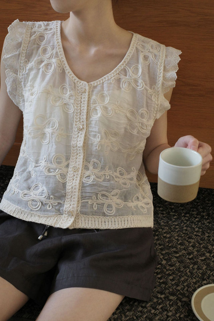 Dame luftig Voile-overdel med unikke broderidetaljer og sart knapliste Stilla