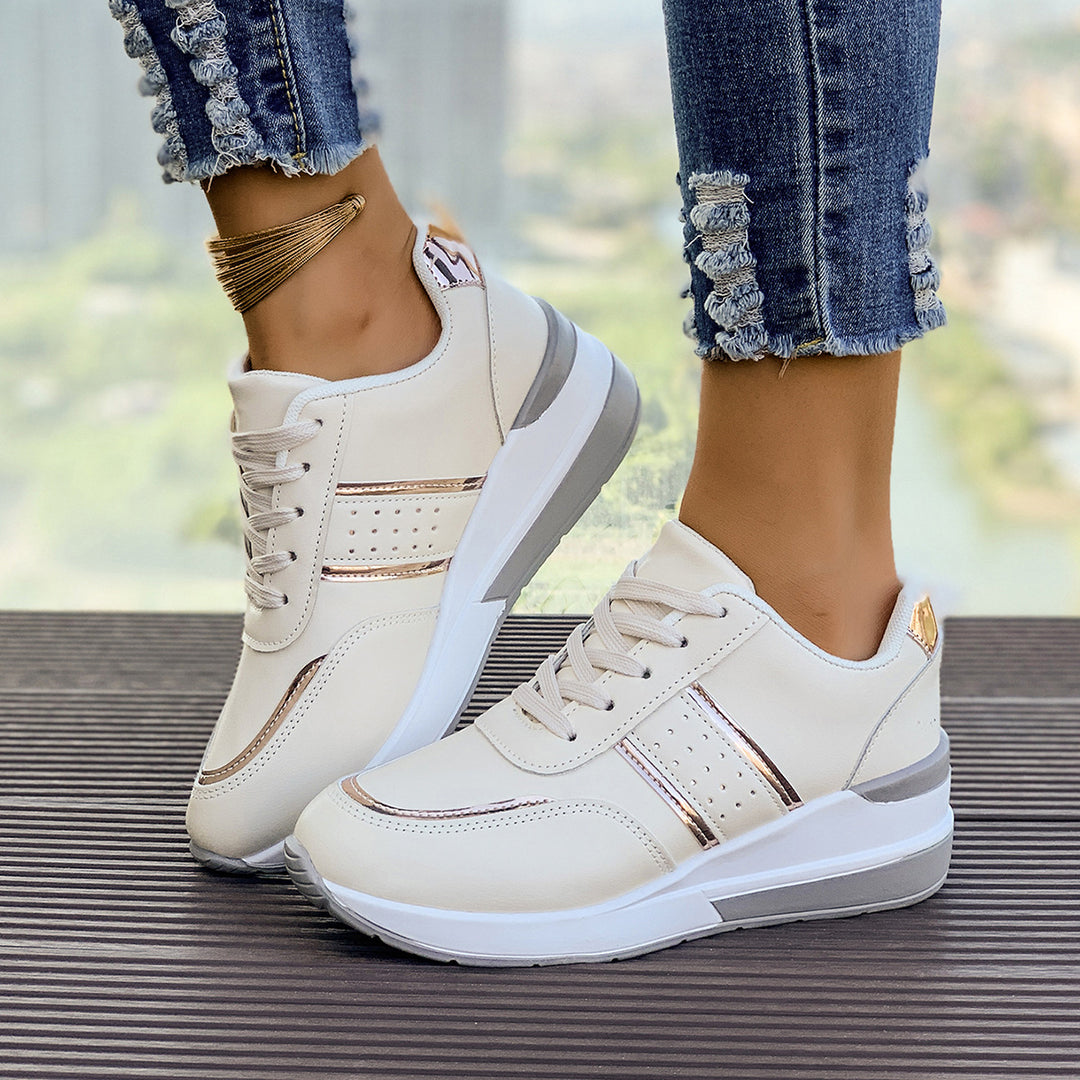 Dame nan City-Sneaker med dæmpet kilehæl, polstret komfortfodbed og elegante metallic-detaljer Skovae