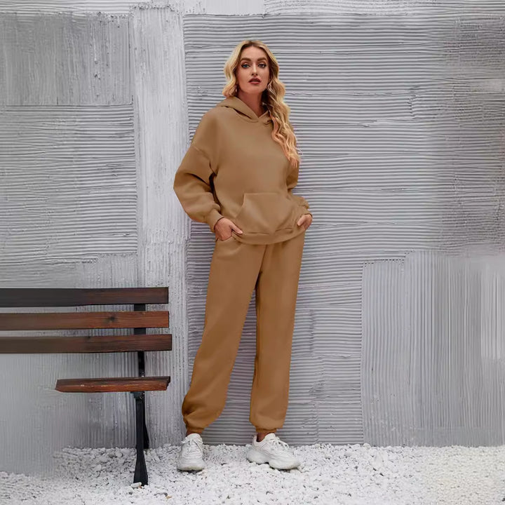 Dame casual hoodie sæt med en komfortabel pasform og sidelommer Skovae