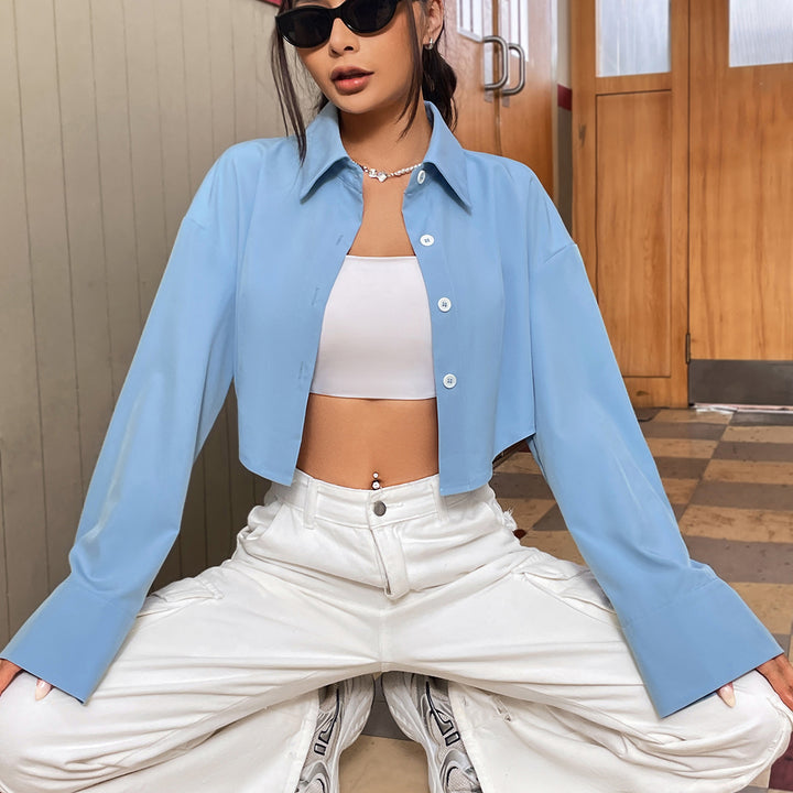 Kvindernes cropped bluse med brede ærmer og elegant knapstol Stilla
