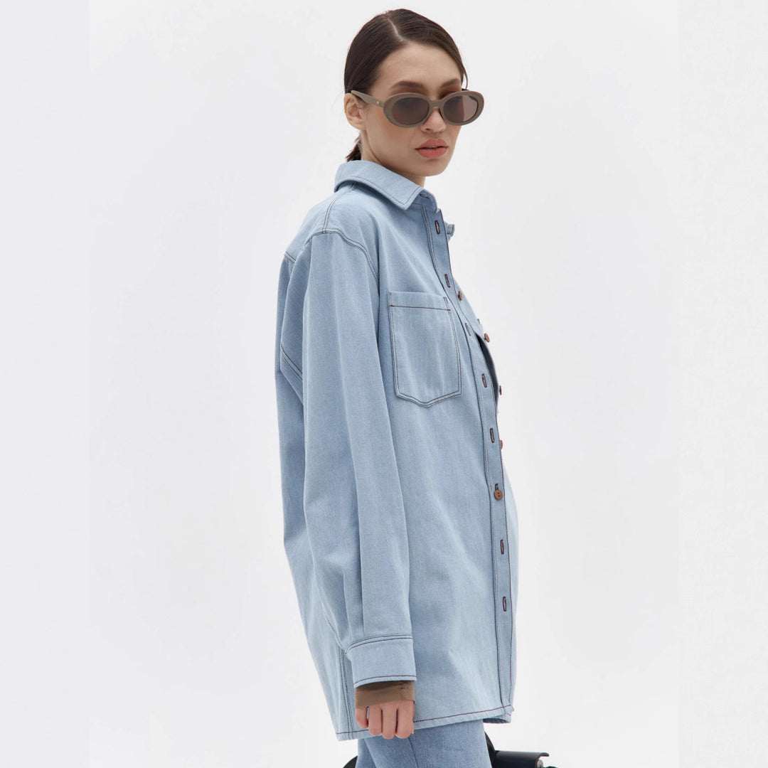 Kvinders afslappede denim skjortejakke med oversized pasform og praktiske brystlommer Stilla
