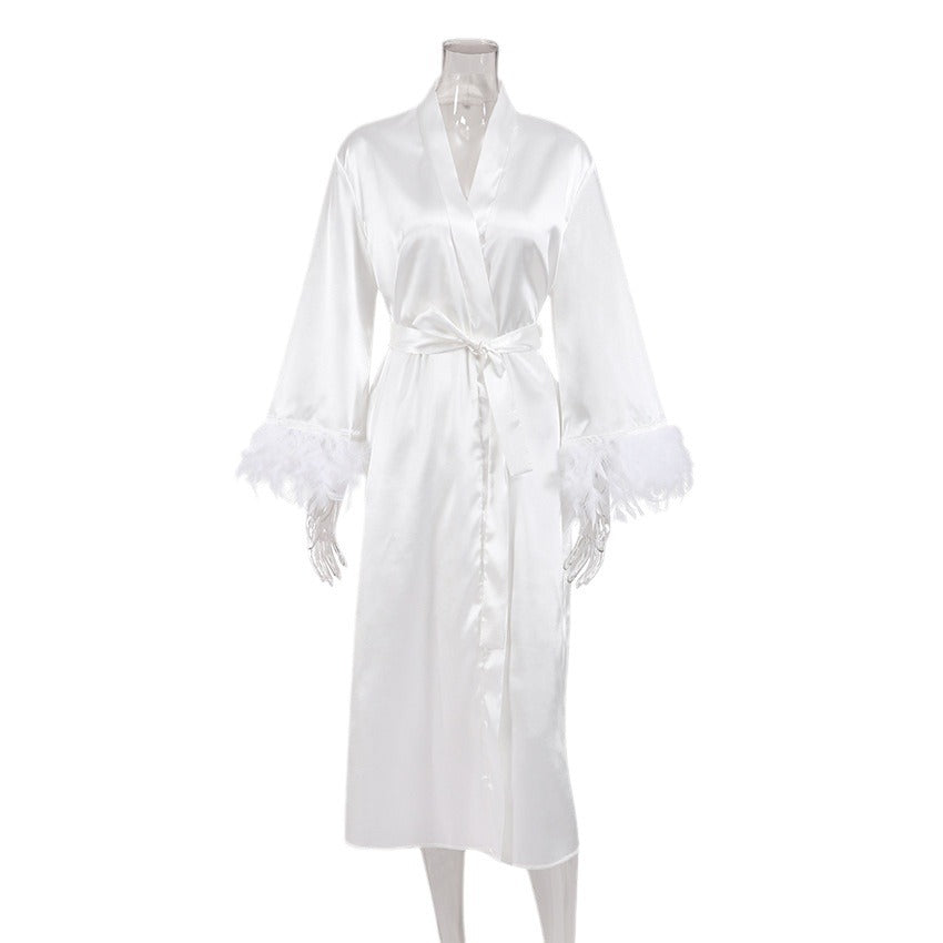 Dame luksuriøs satin-kimono med elegante fjerdetaljer Stilla