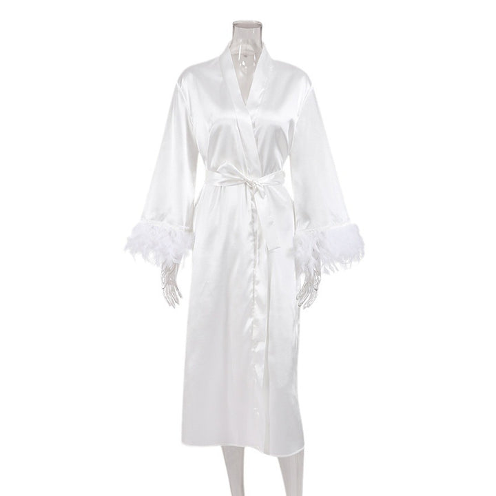 Dame luksuriøs satin-kimono med elegante fjerdetaljer Stilla