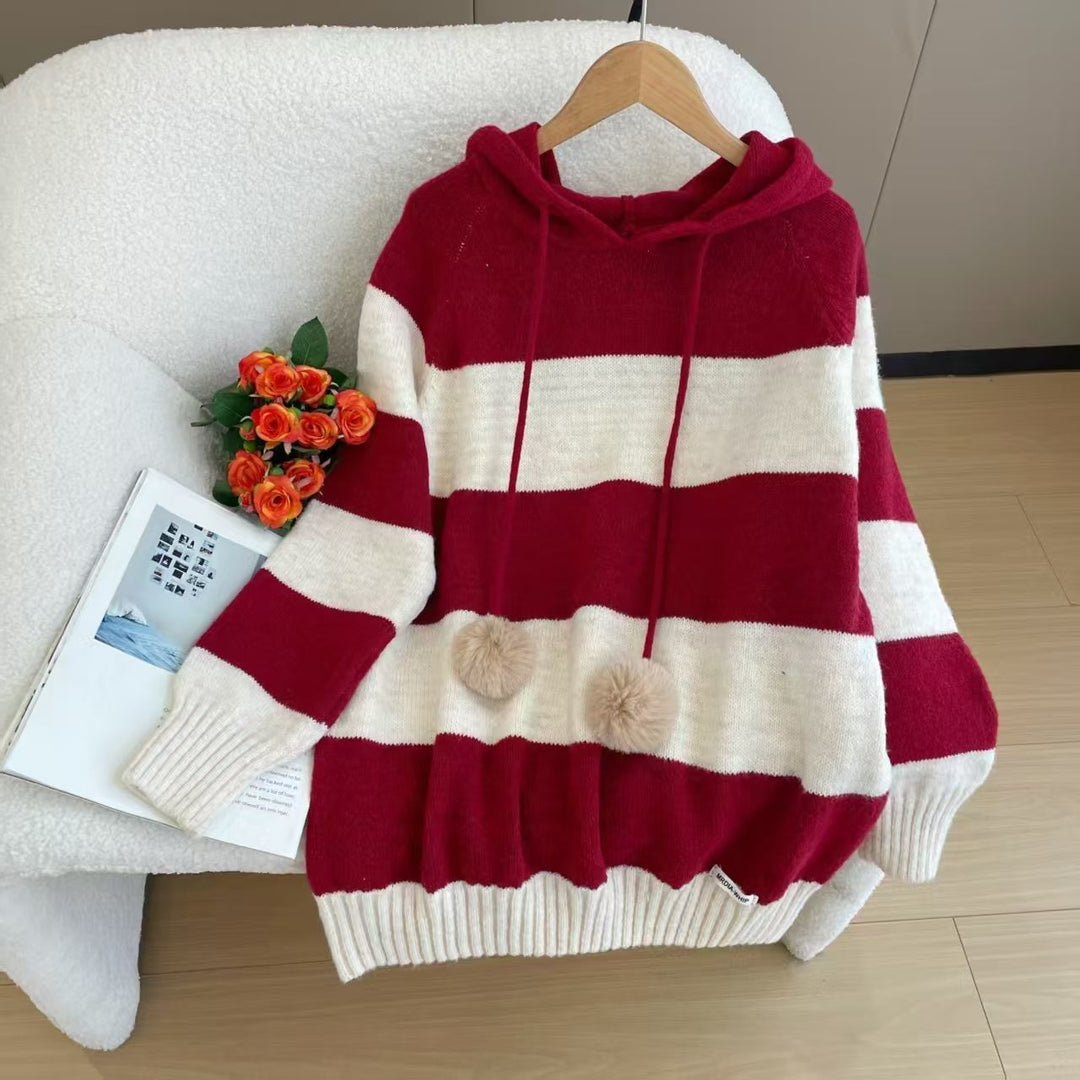Kvinders hyggelige hættetrøje med stribet design og trendy pom pom.
