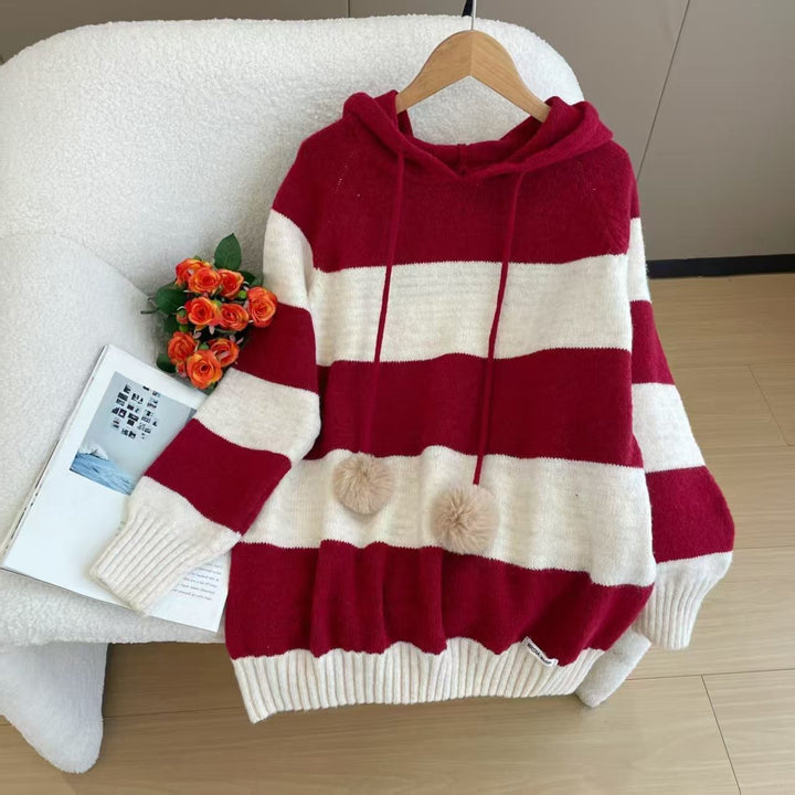 Kvinders hyggelige hættetrøje med stribet design og trendy pom pom.