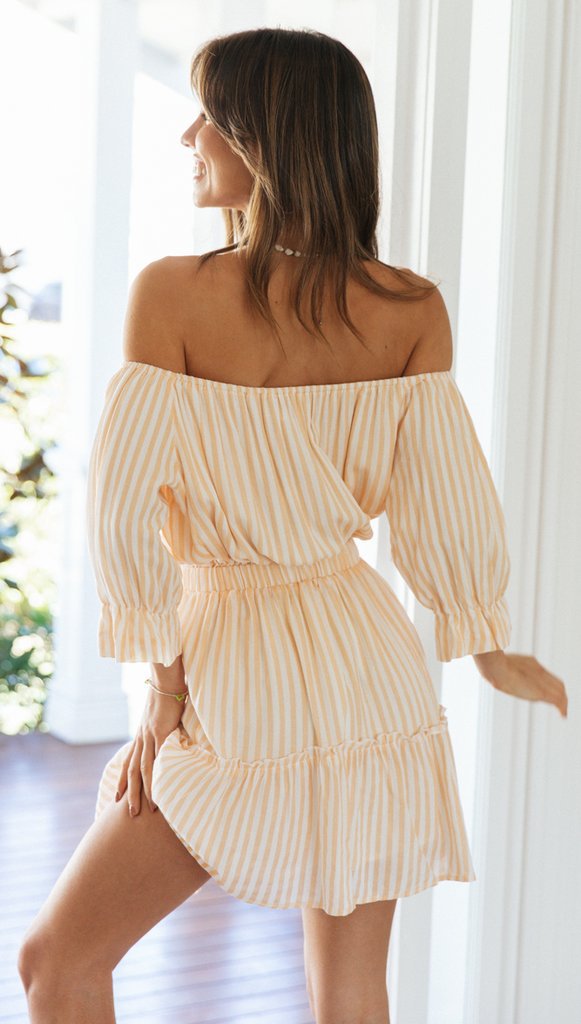 Dame Off-Shoulder Kjole med Knapdetalje og Rüschen Stilla