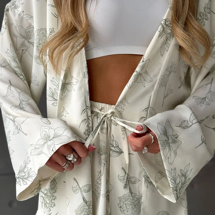 Dame Kimono-inspireret kort jakke med blomsterdesign og løs pasform Stilla